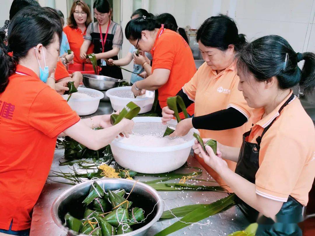 端午将至,瑞芝康健滨江颐养院组织了一次有趣的全员包粽子活动.