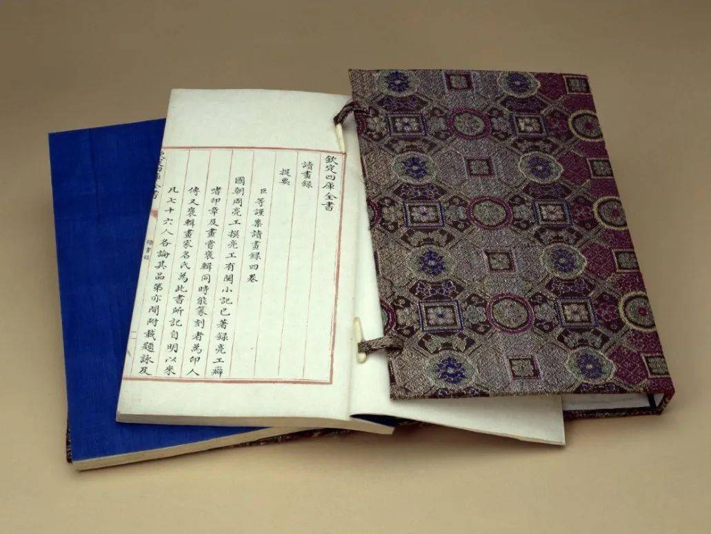 贯穿成册的书籍之美,翻页间尽显时光沉浮_包背装