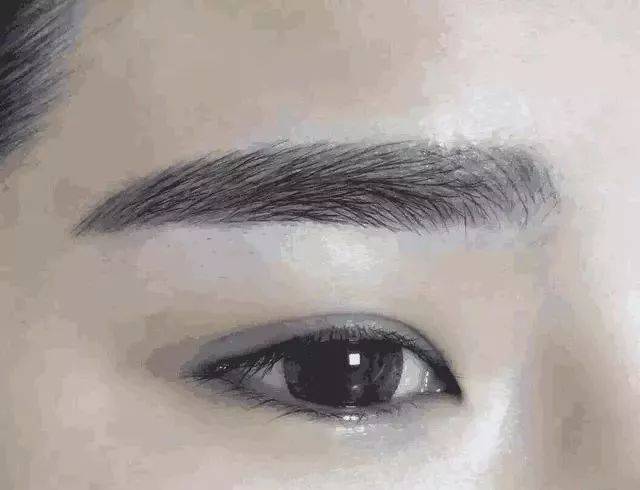女人画眉时,尽量别踩这3个"雷区",不仅妆容难看,还很老气!