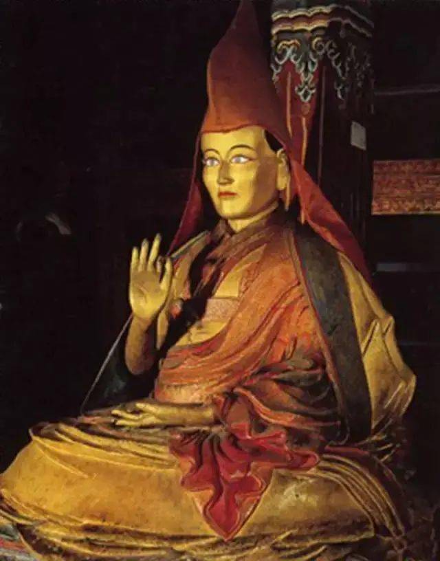 塔旁有银制七世达赖喇嘛的塑像,以及佛龛,经书架等.