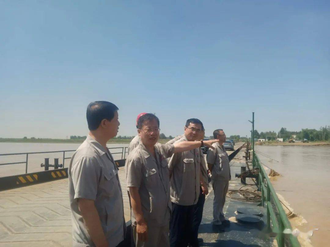 6月30日,集团公司领导王胜平来到黄河水源地包钢取水口,详细了解今年