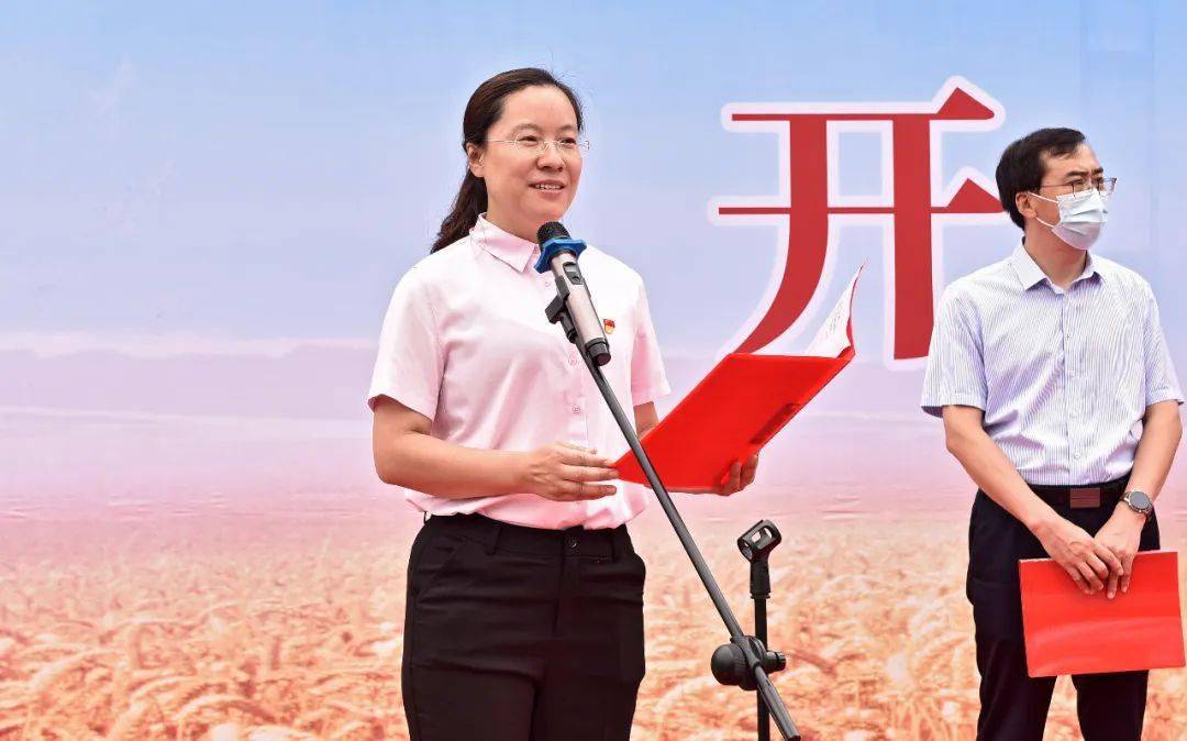 崔洪凤在讲话中指出,要坚持把乡村振兴作为工作的着力点和出发点,落实