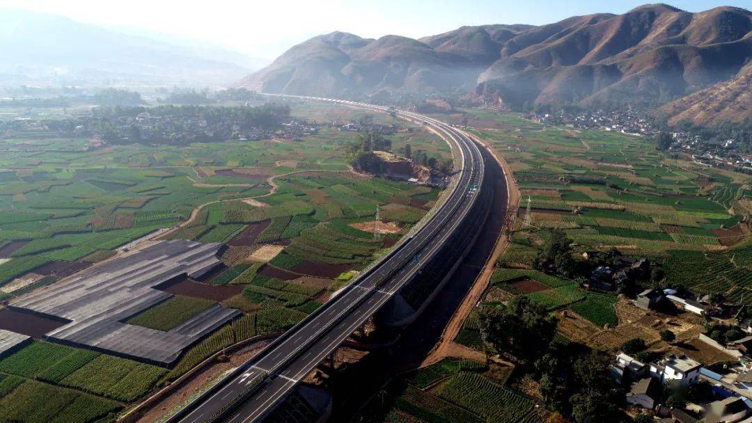 大永高速公路(丽江段)的建成通车缩短至1小时15分钟行驶时间从3个多