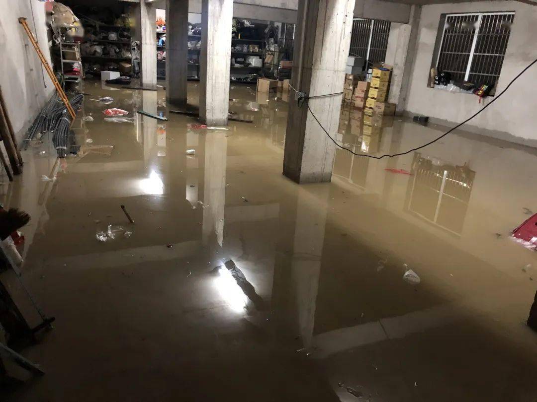 公洞河道的一栋居民楼仓库里,积水已经没过大腿,不少物品漂浮在水面上
