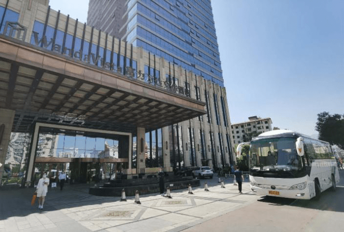方便了兰州富力万达文华酒店门前新增中川机场巴士乘坐点