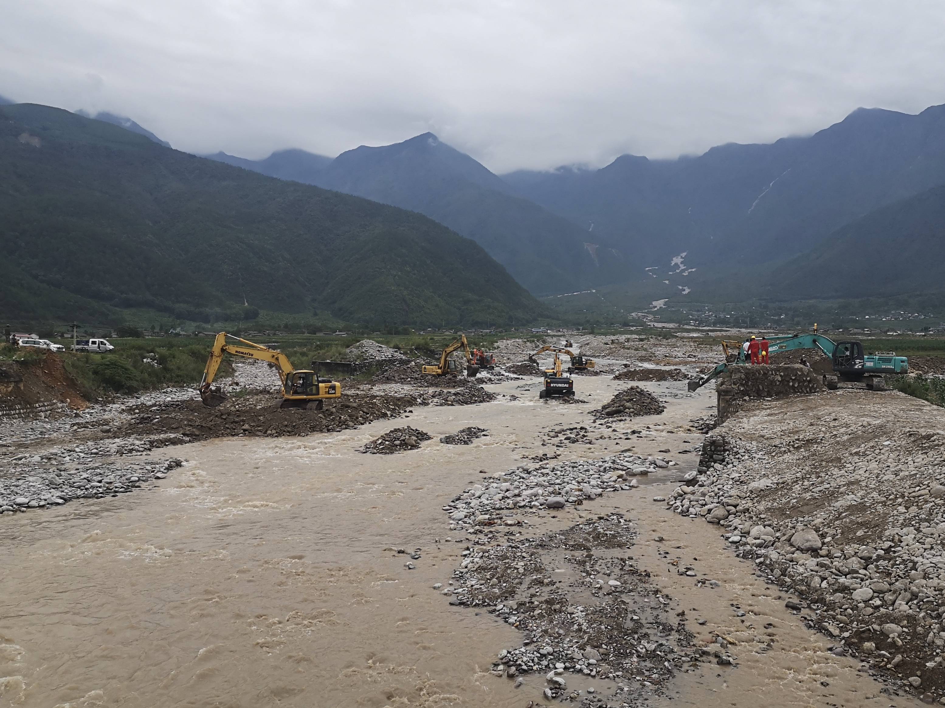 冕宁特大暴雨中的大堡子村河流改道山石砸毁民房