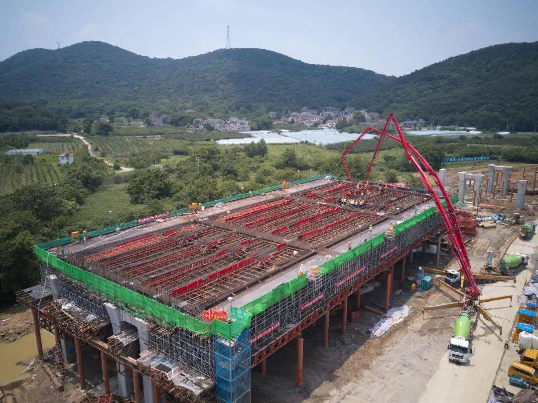 的基础标志着项目进入上部施工阶段进行首联箱梁浇筑南京城市三环项目
