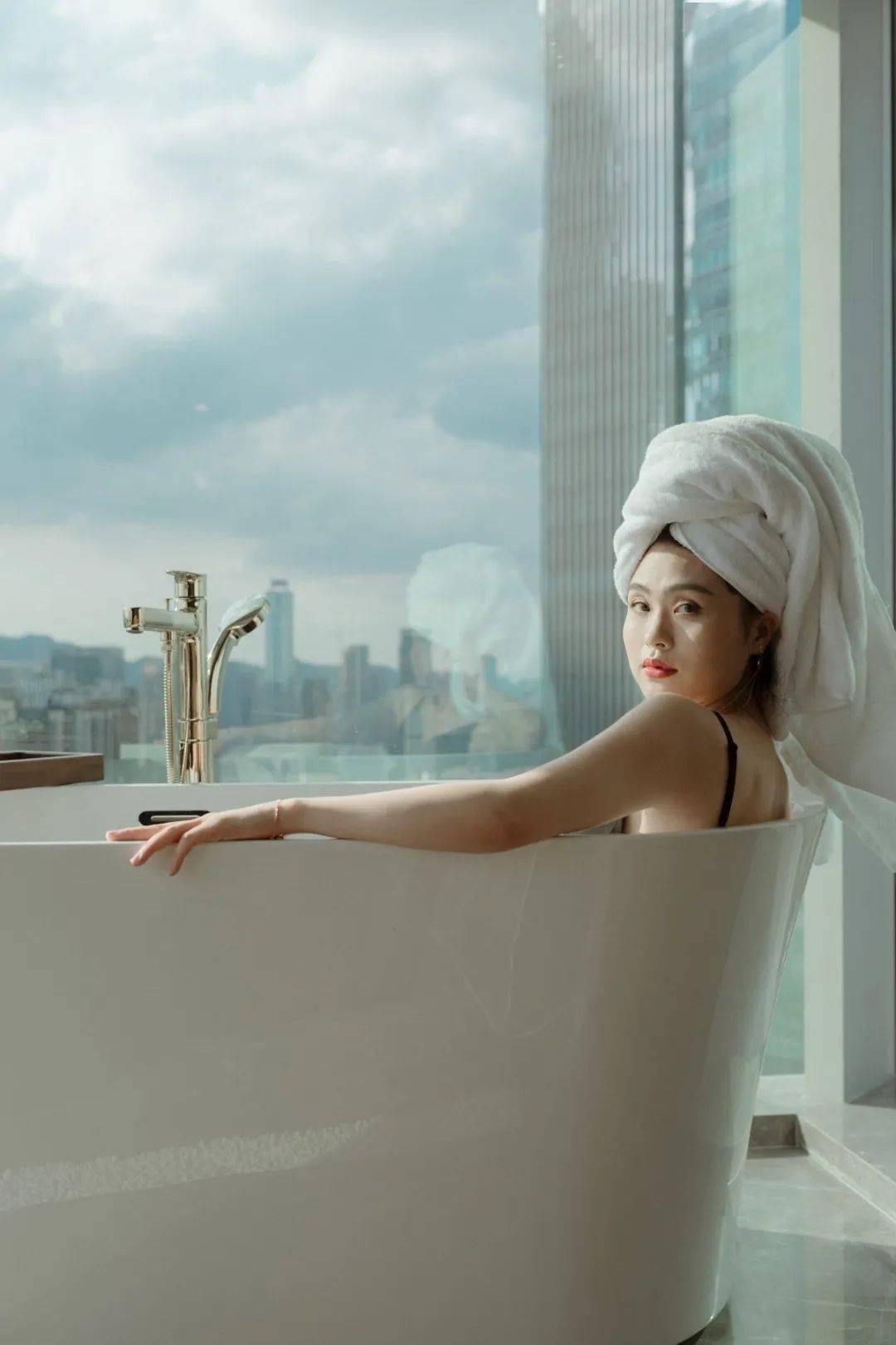 原先还在遗憾影院无法开门的lisa,伴随着酒店房间内装载的65寸超大屏