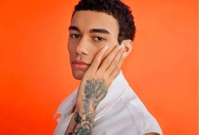 ck找了史上最"政治正确"的代言人,然而,人们吵起来了._黑人