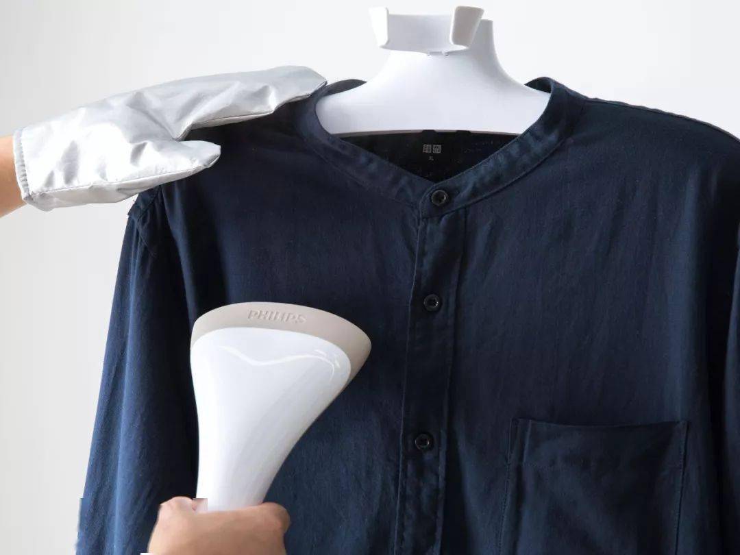 这挂烫机自带熨板,熨烫高效,省事儿!_衣服