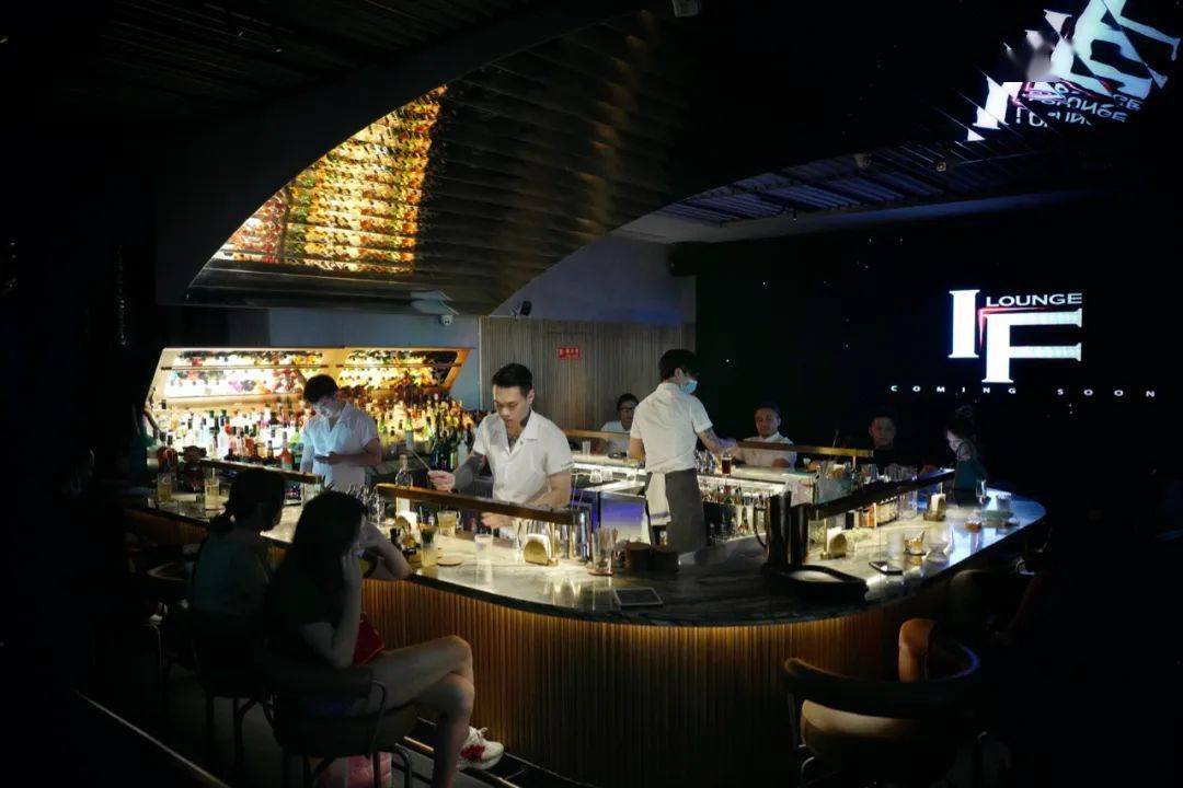 九街是重庆当仁不让的夜生活天堂,从一家酒吧出来,无论向左还是向右