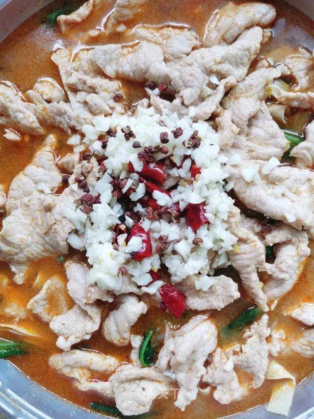 水煮肉片:肉片嫩滑,麻辣鲜香,轻松干掉两碗饭