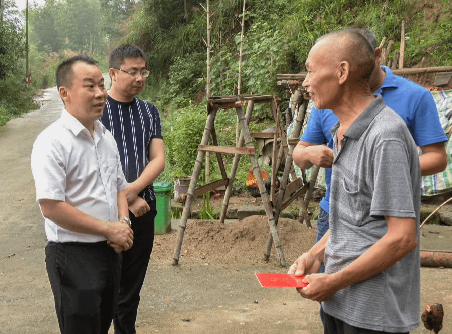 在袁德生家,谢春松感谢他为地方经济社会发展作出的