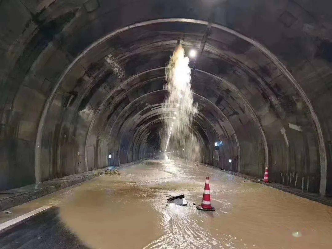 包茂高速渝湘段秀山隧道(湖南往重庆方向)出现路面积水及隧道顶部渗水