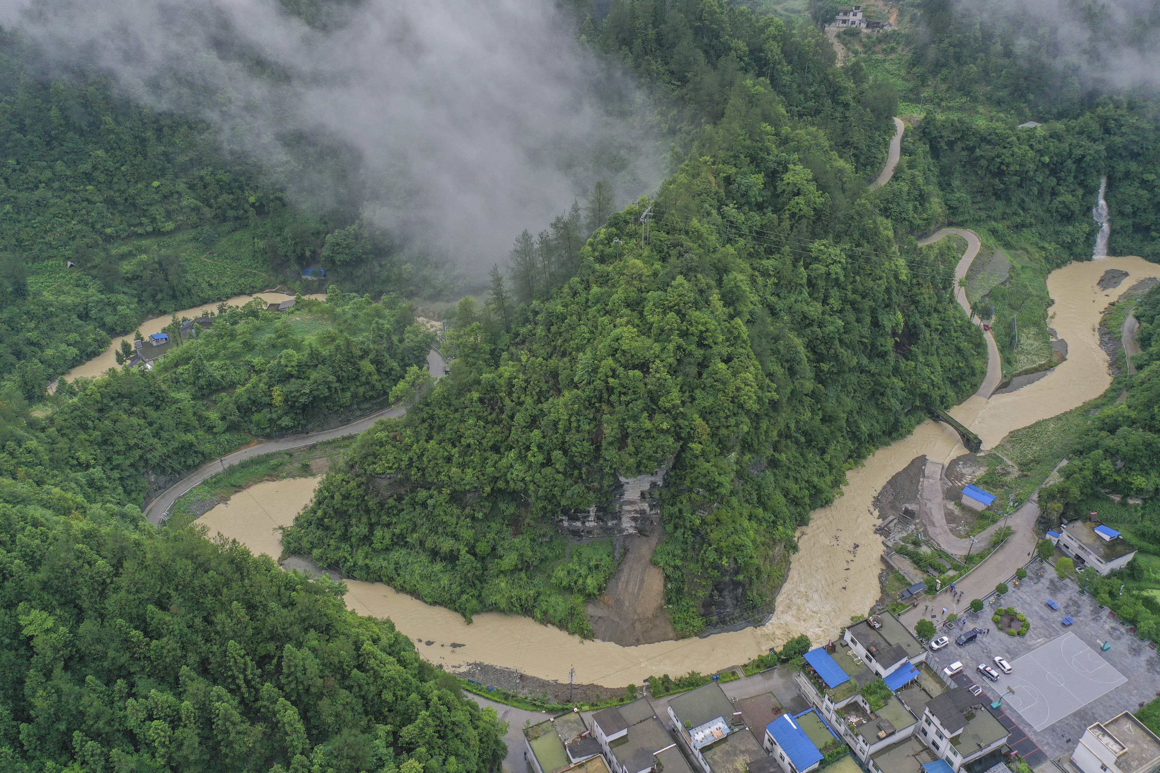 这是7月1日在重庆市黔江区金溪镇平溪村拍摄的袁溪河洪水(无人机照片)