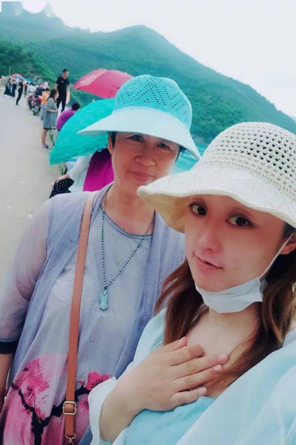 的蔷薇花一树树,一丛丛,这一幕花墙,蔓延出满园的优雅浪漫,清风徐来