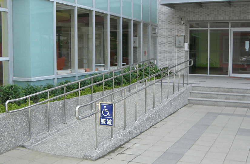 学校包含的无障碍元素建筑物出入口坡化低位服务设施无障碍电梯无障碍