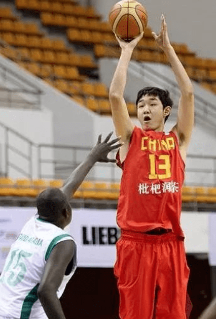 可后来孩子突然一下子长太高了(现在代怀博的官方身高是2米09),决定往