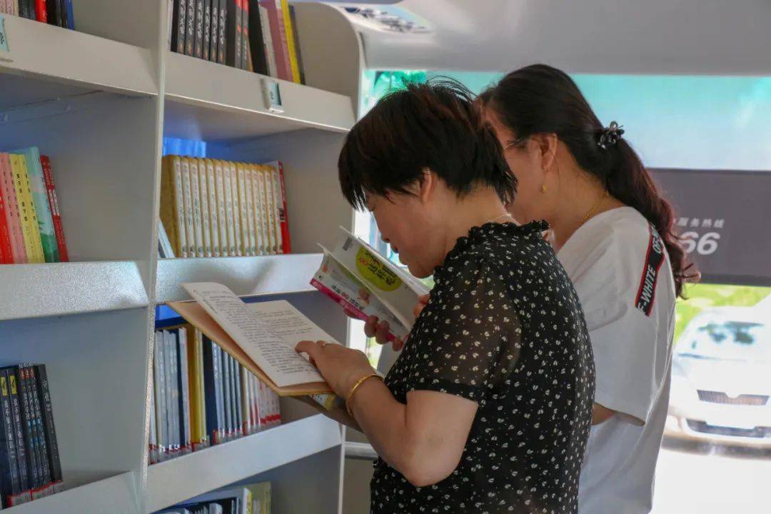 此次流动图书大巴车主要是为解决偏远农村学校的孩子不方便到市图书馆