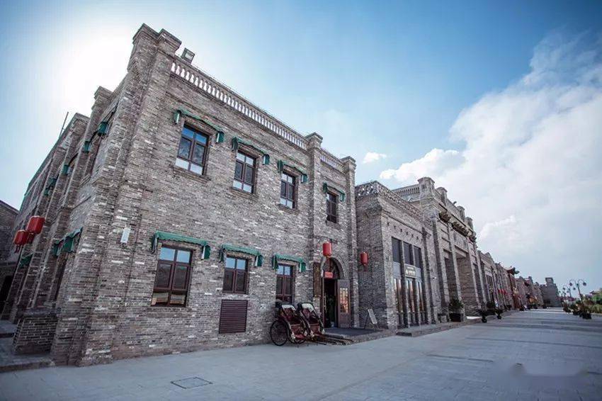 砌工精湛出现在眼前一条呈"l"型布局的街道沿着砖路前行民国往事已然