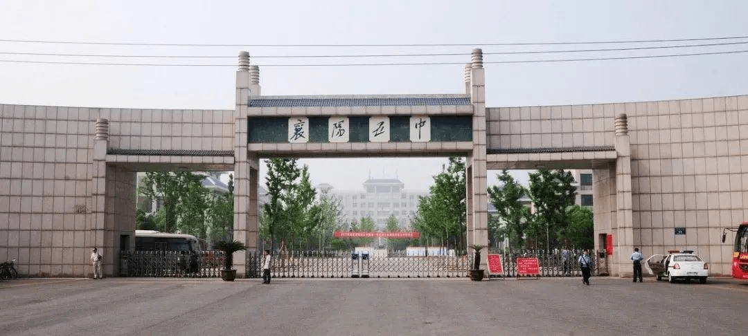 儋州市第二中学与湖北襄阳五中签订了合作办学协议,正式拉开了市第二