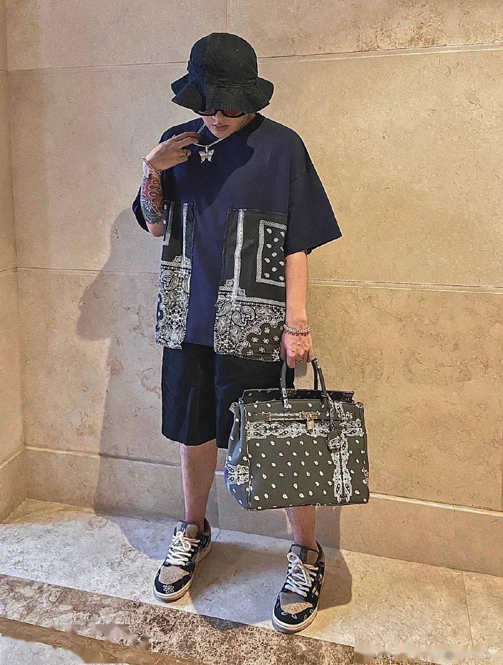 tee,手提腰果花包,脚下 travis scott x nike dunk sb low,一身腰果花