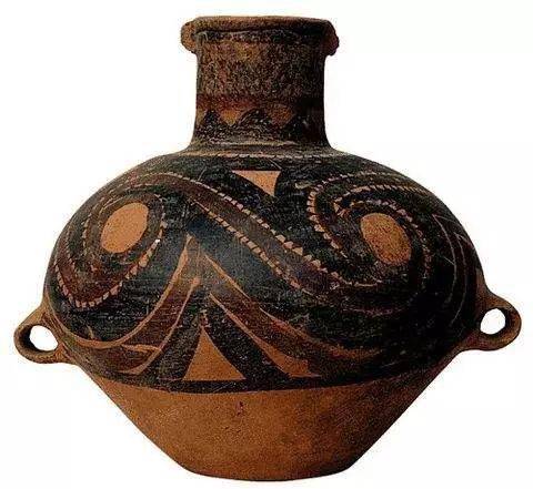 中原地区仰韶文化的彩陶衰落以后,马家窑文化的彩陶又延续发展数百年