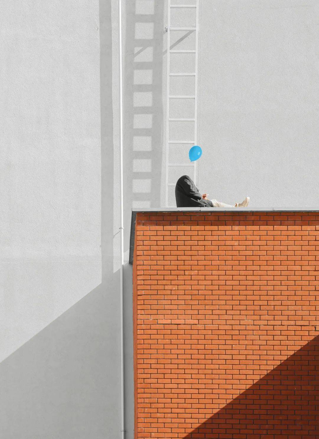 一幅幅心碎的照片,背后正上演着爱情里摸不透的疏离感