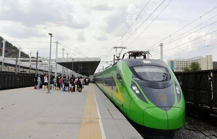 交通首趟动车驶入绥德站绥德开启动车时代