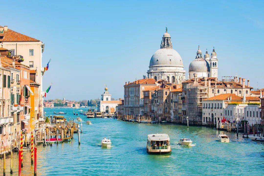 美丽的威尼斯,穿行的贡多拉,这里就像是一个童话世界,奈何被海水淹没