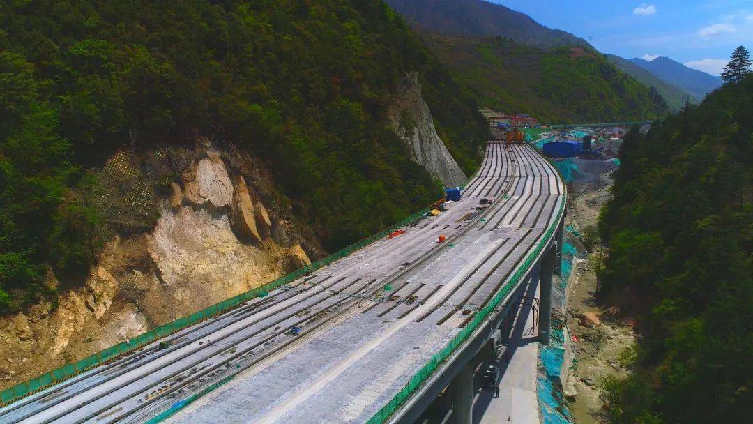 同一天,大型机械在九绵高速控制性工程白马隧道施工现场加紧施工作业.