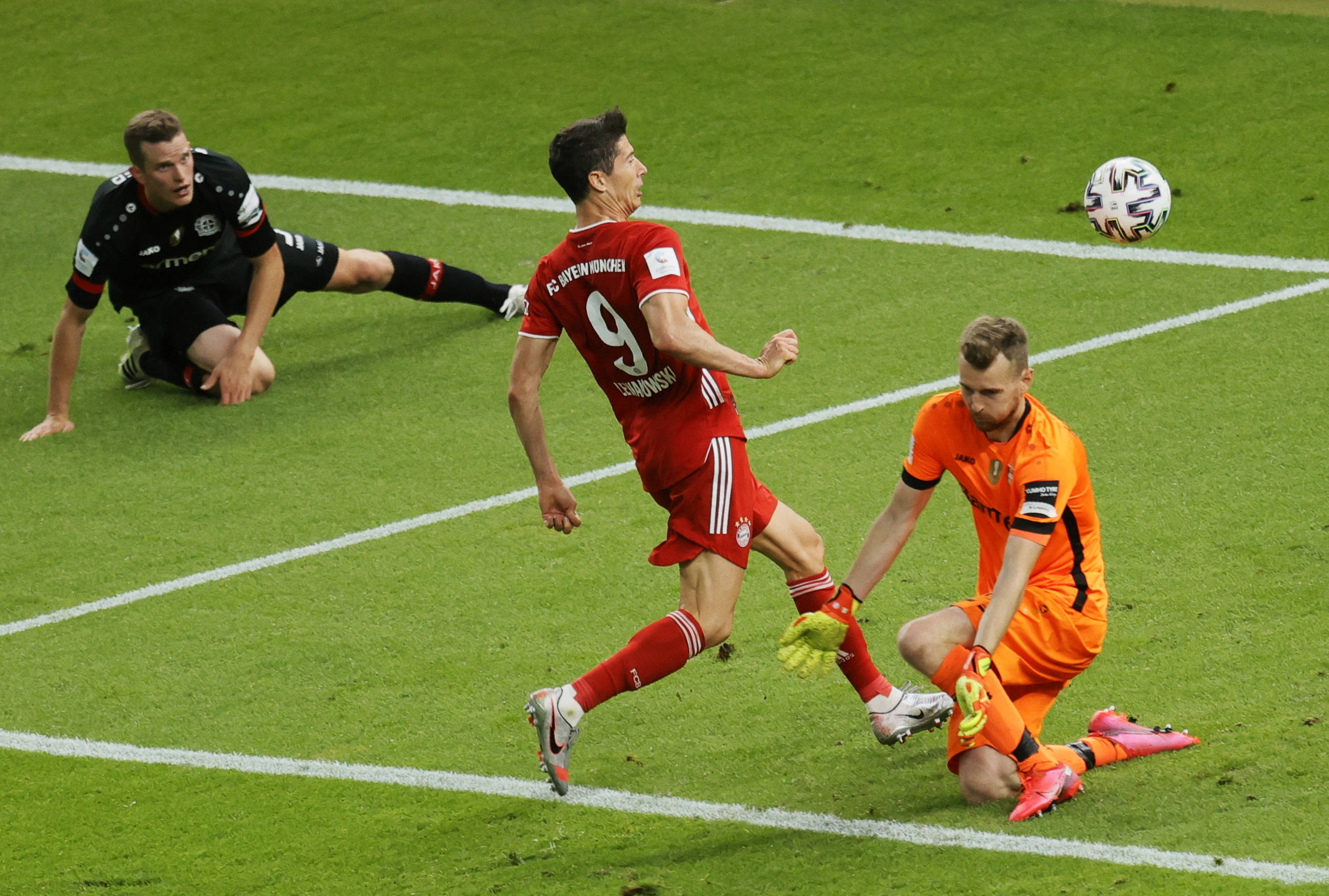 7月4日,拜仁慕尼黑队球员莱万多夫斯基(中)在比赛中射门得分.