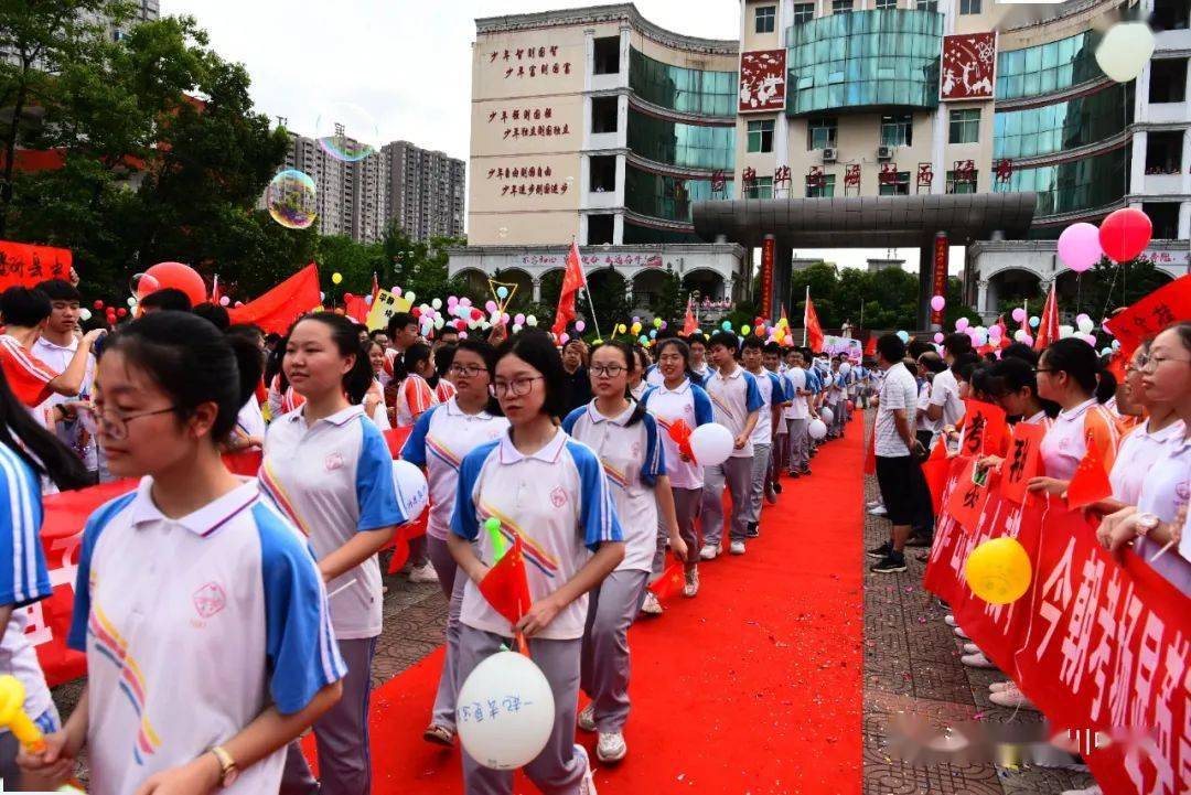 相信這份熱情必將化作高三學子迎戰高考的勇氣,化作高三同學創造高考