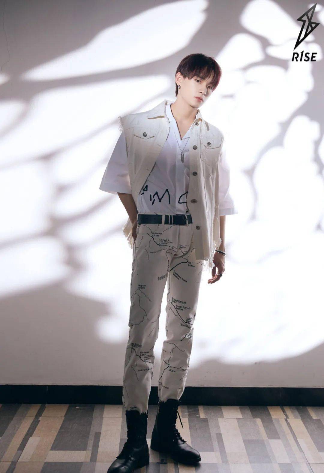 r1se男团将白色牛                    no.