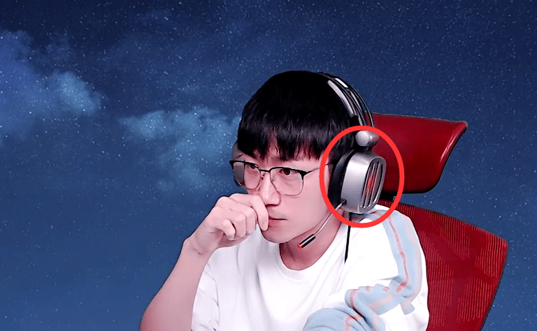 和平精英为什么主播耳机都插电脑上不是为直播而是为了透视