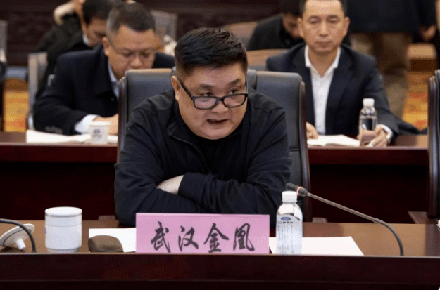 上海太热了!男子爬二楼徒手偷空调,技术型人才啊_杨建