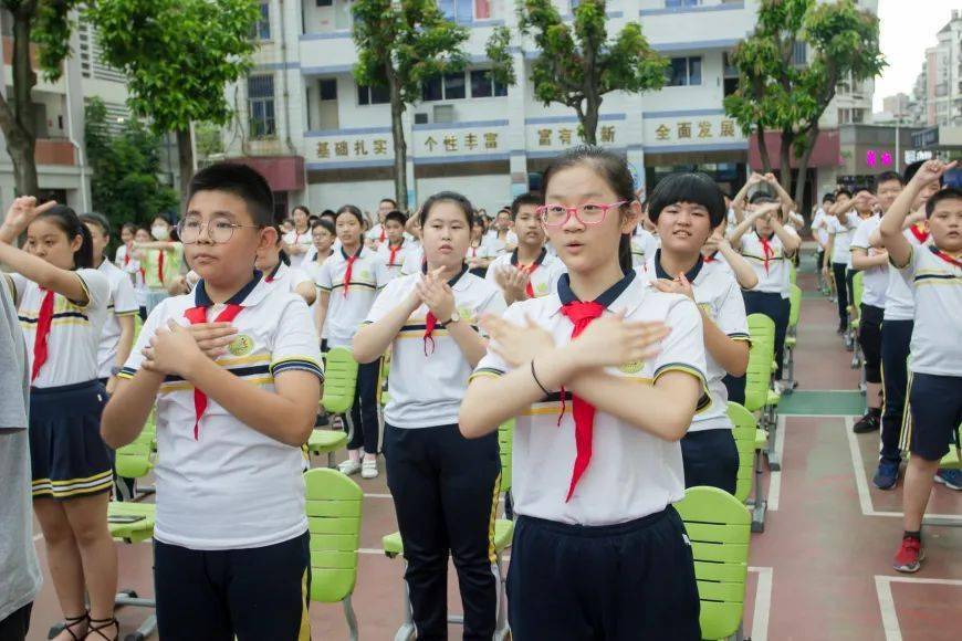 同学们一齐演绎手语操《爱在人间》
