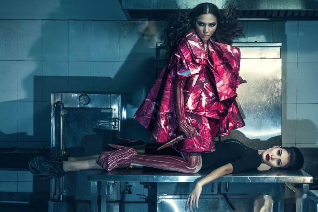 无论是自然生灵,亦或是惊悚血腥,统统都是他独特的设计语言!