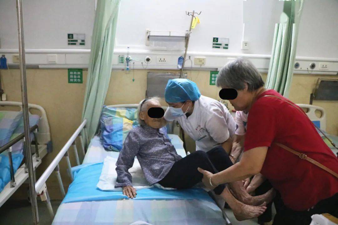 93岁患者家属向柳江区中医医院内一科赠送锦旗