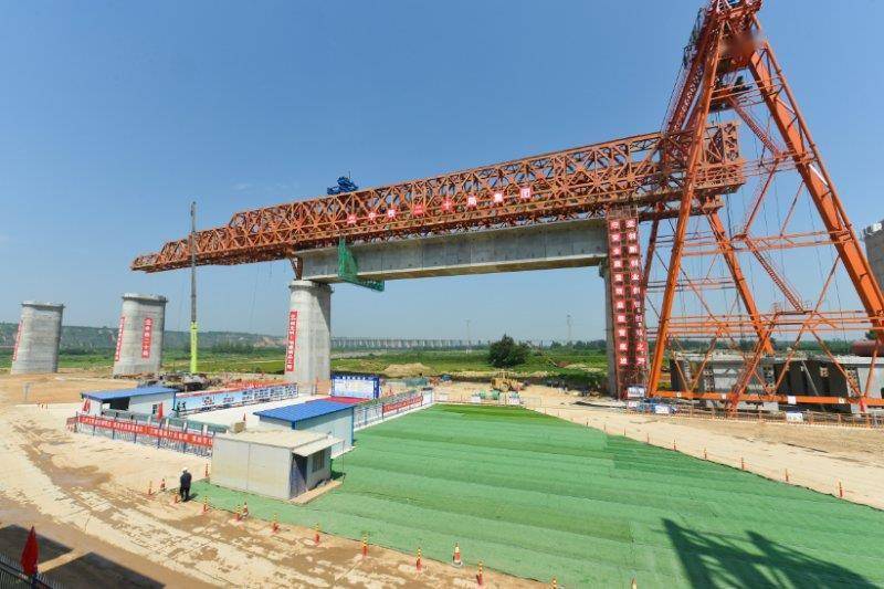 着由中铁二十局承建的阎机城际铁路泾河特大桥正式步入19孔节段预制胶