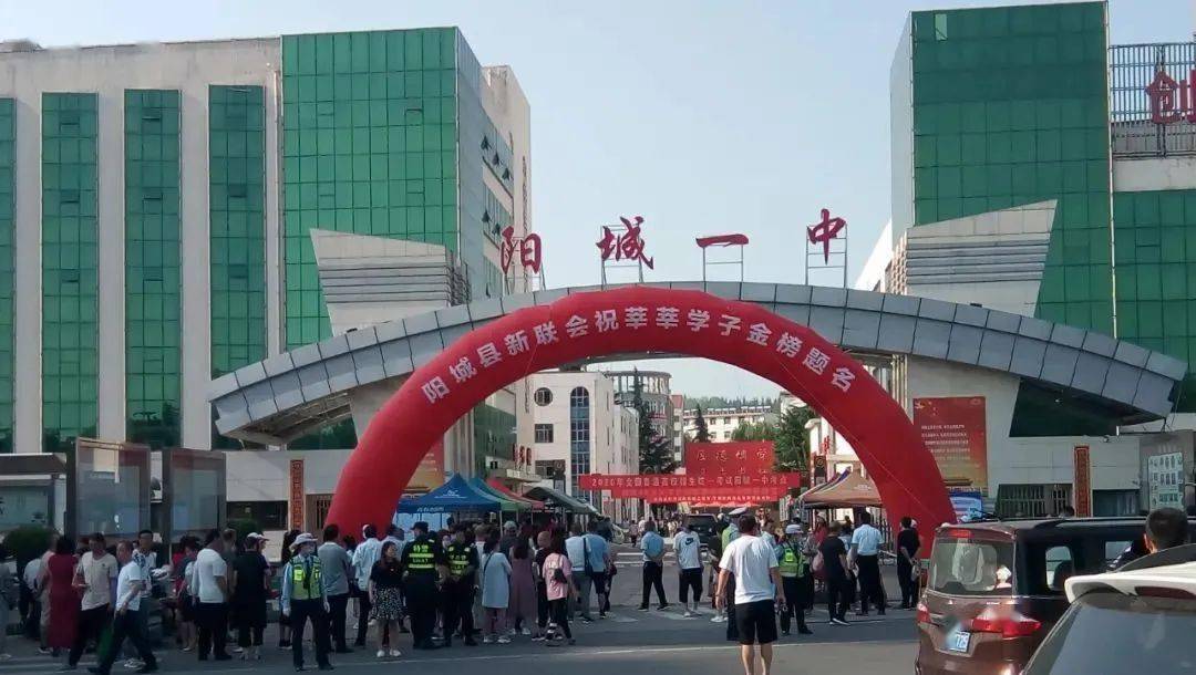 直击阳城高考现场二中考点一名考生坐轮椅