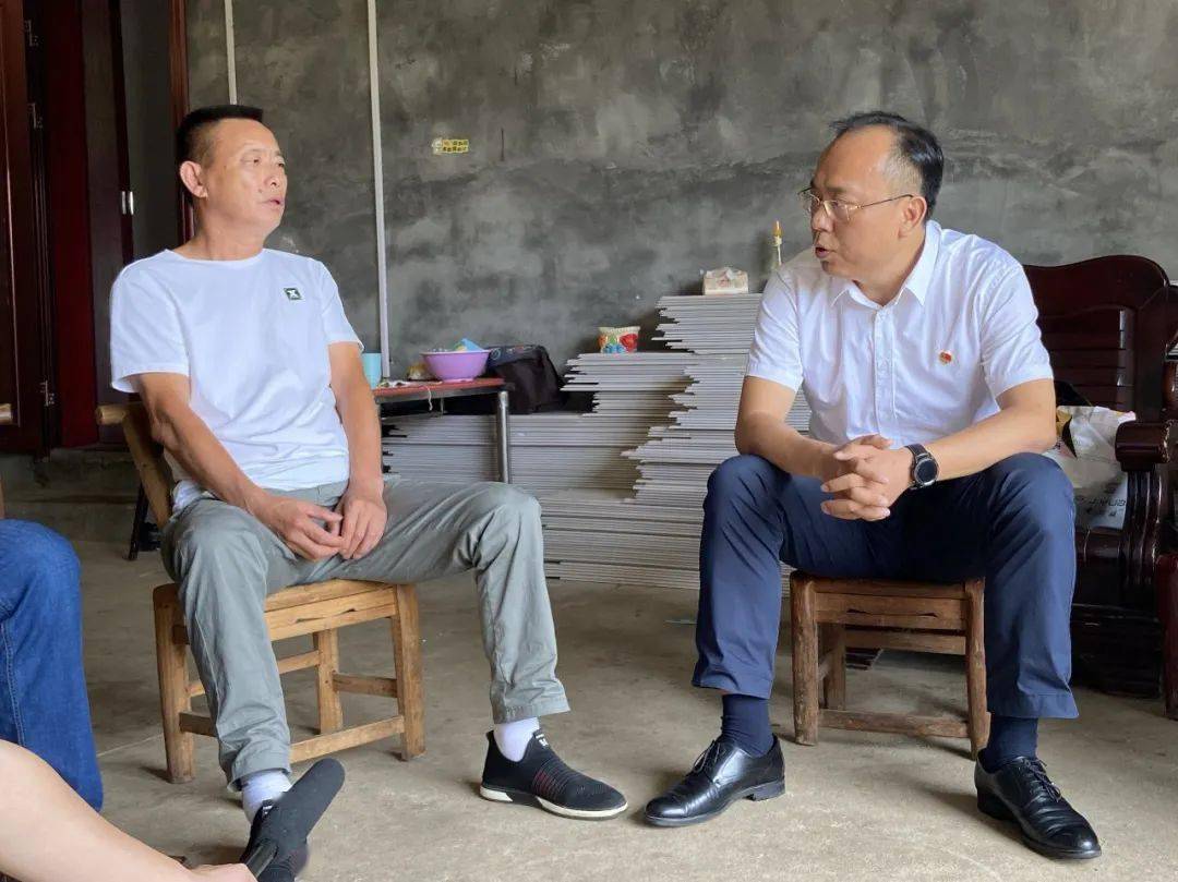 南湖新区龙山管理处党工委书记向勇:我们下去跟老百姓交流之后,也能