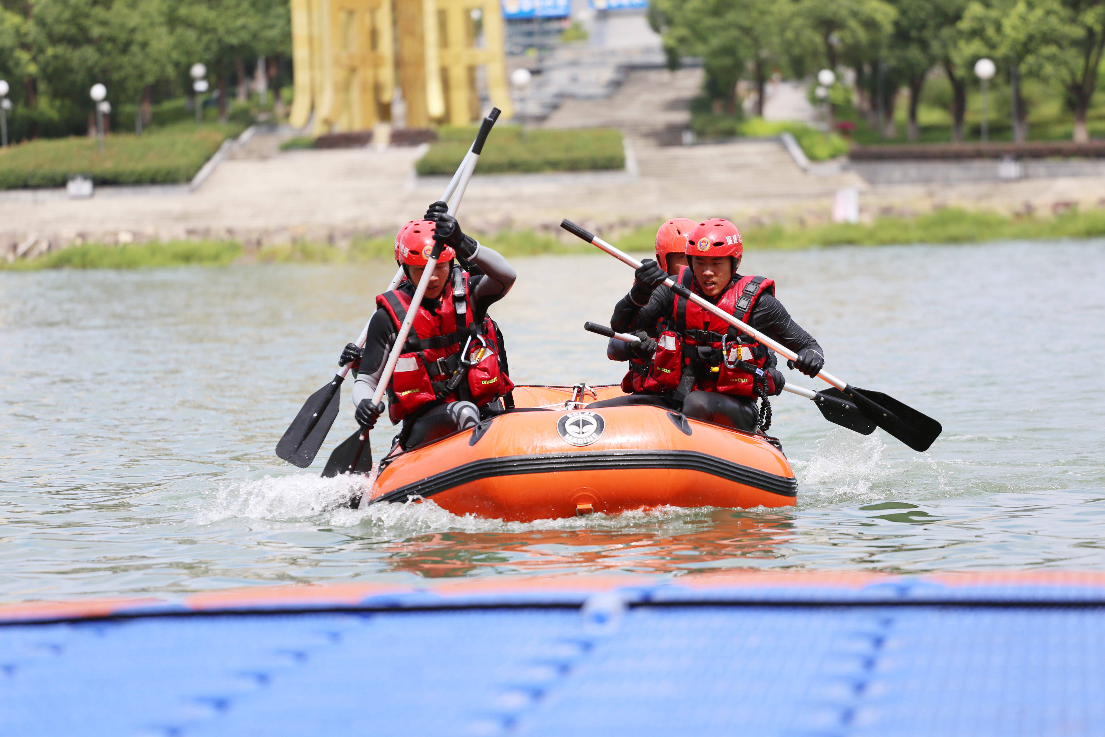 福建:水上蛟龙演练忙