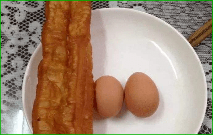 一根油条两个鸡蛋图片