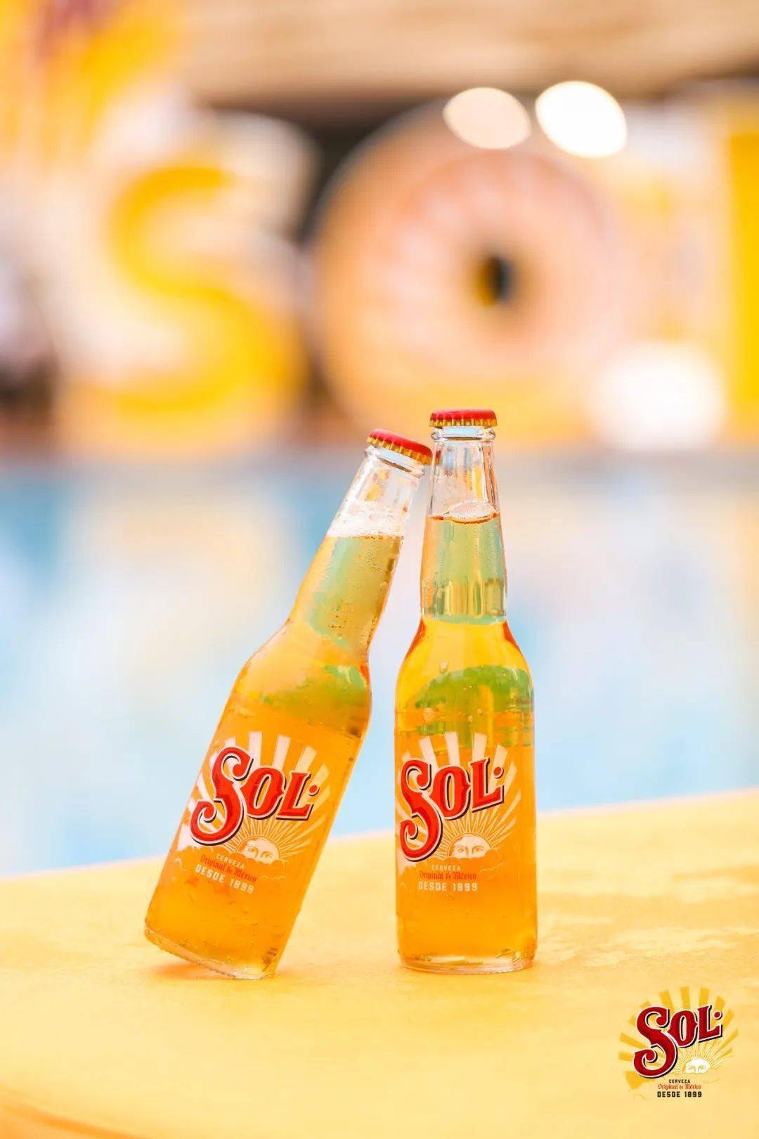sol苏尔啤酒,其很有辨识度的太阳标玻璃瓶身,以及采用耐日照啤酒花