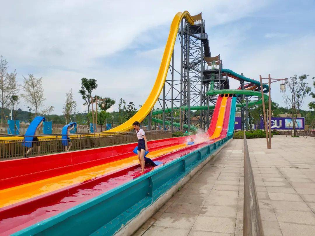 实景图近30米高的人体滑道水上跳楼机 缤纷彩虹滑道,你敢来战吗?