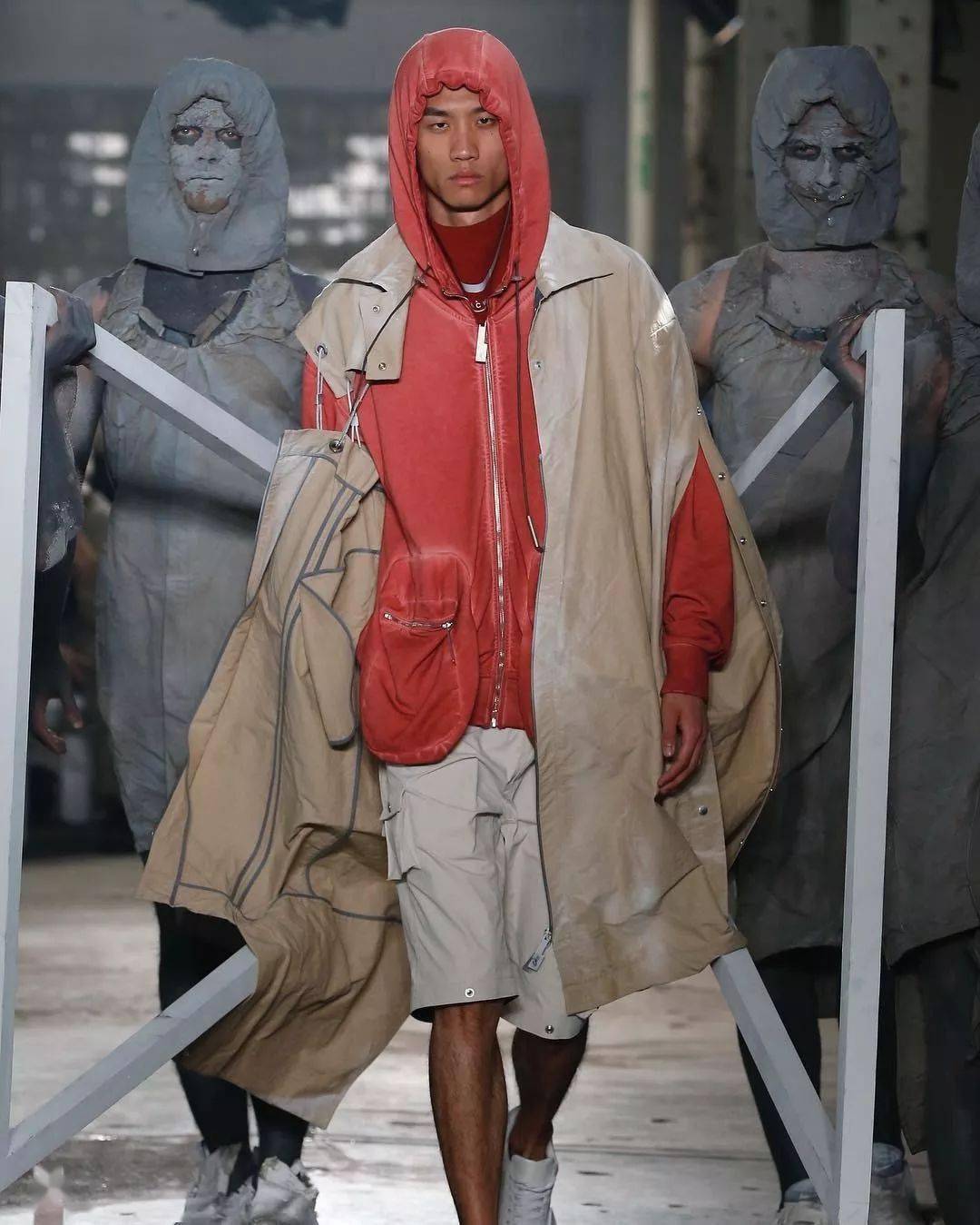 时装设计师用他们的想法 去重塑他们所理解的工装服饰.