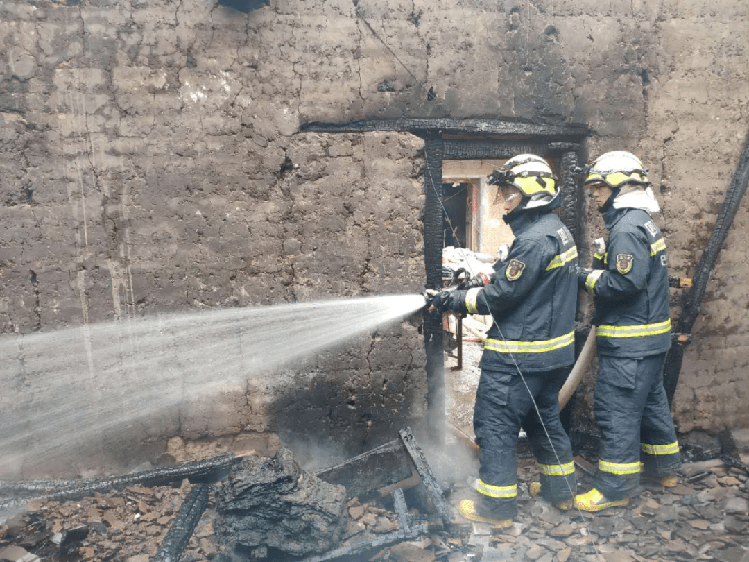 柳林镇一房屋着火 巴中消防紧急处置