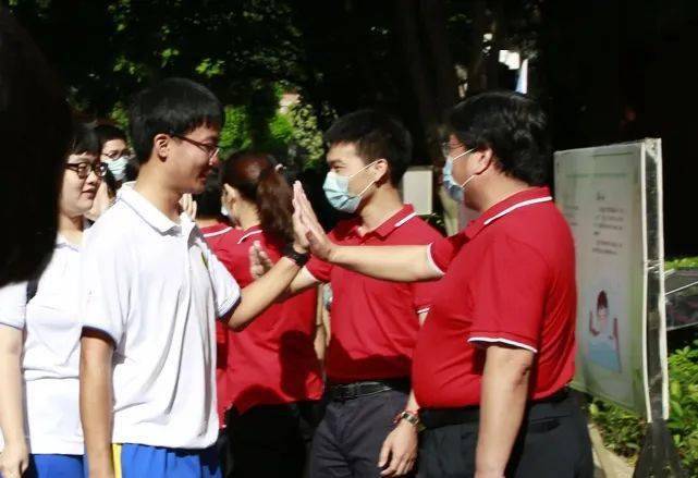 击掌为誓坚定信心尽我所能考出风采直击真光中学高考现场