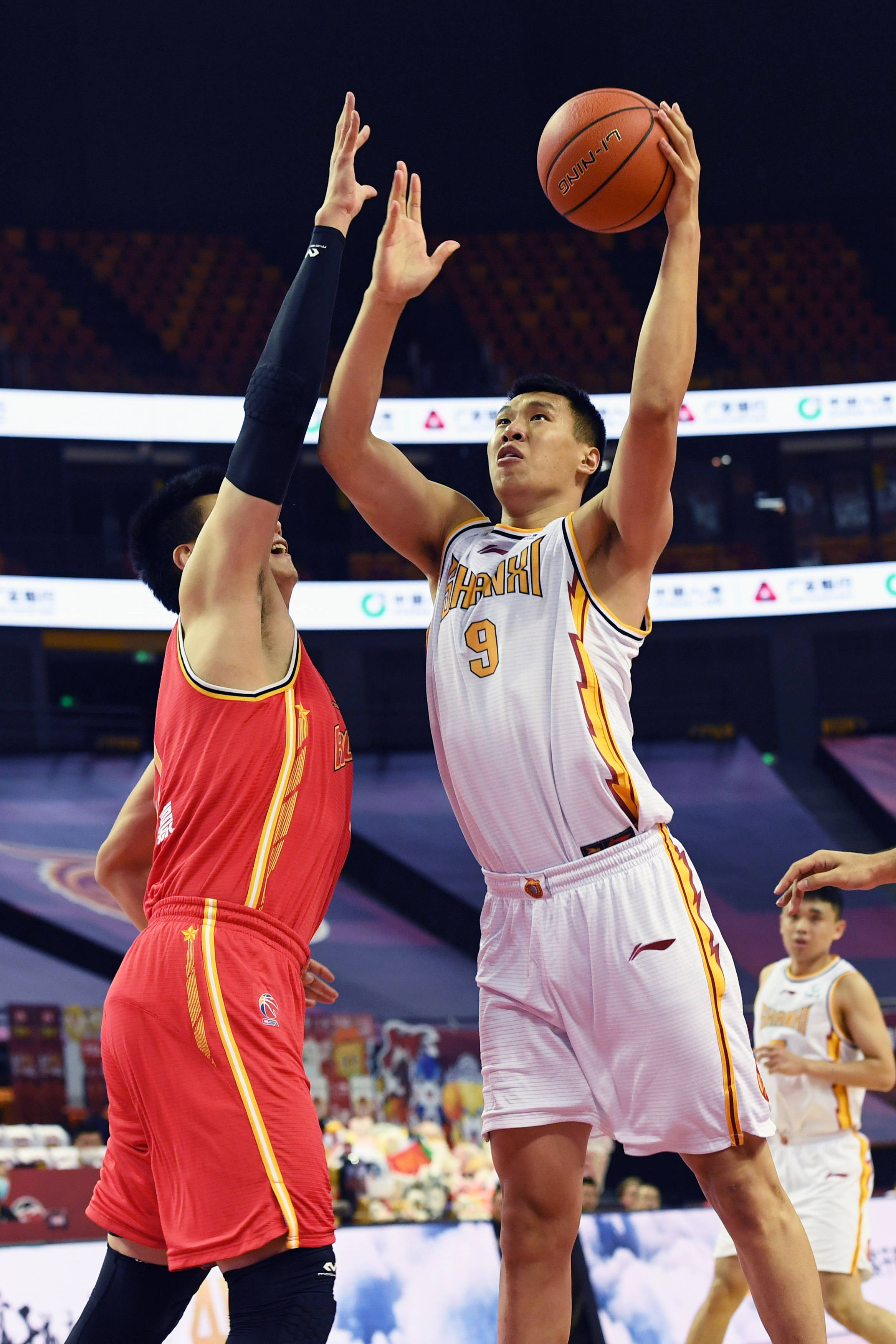 7月8日,山西汾酒股份队球员闫鹏飞(右)在比赛中突破投篮.
